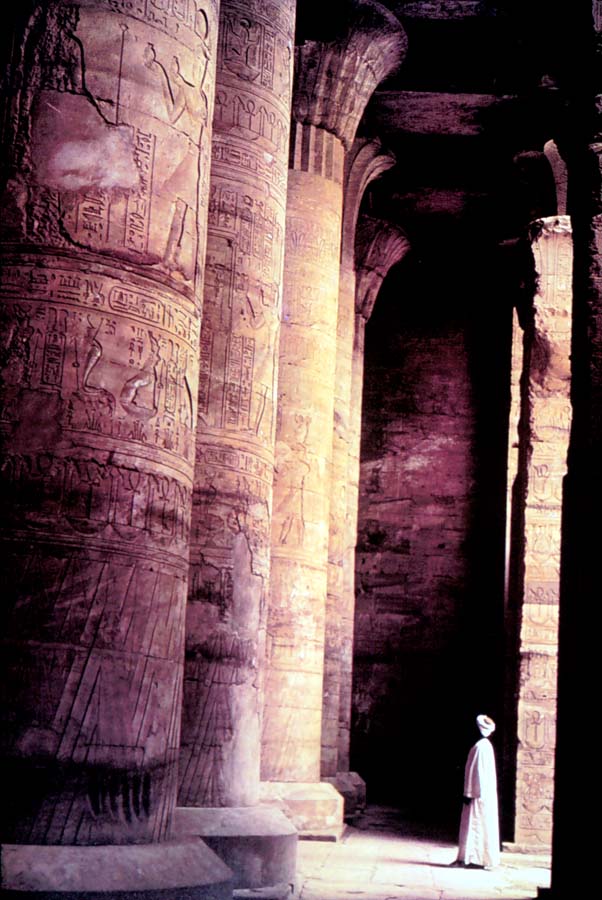 Hypostyle_hall_Edfu.jpg